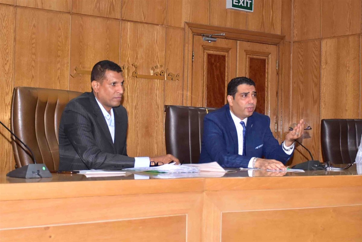 نائب محافظ الأقصر يستعرض شكاوى المواطنين