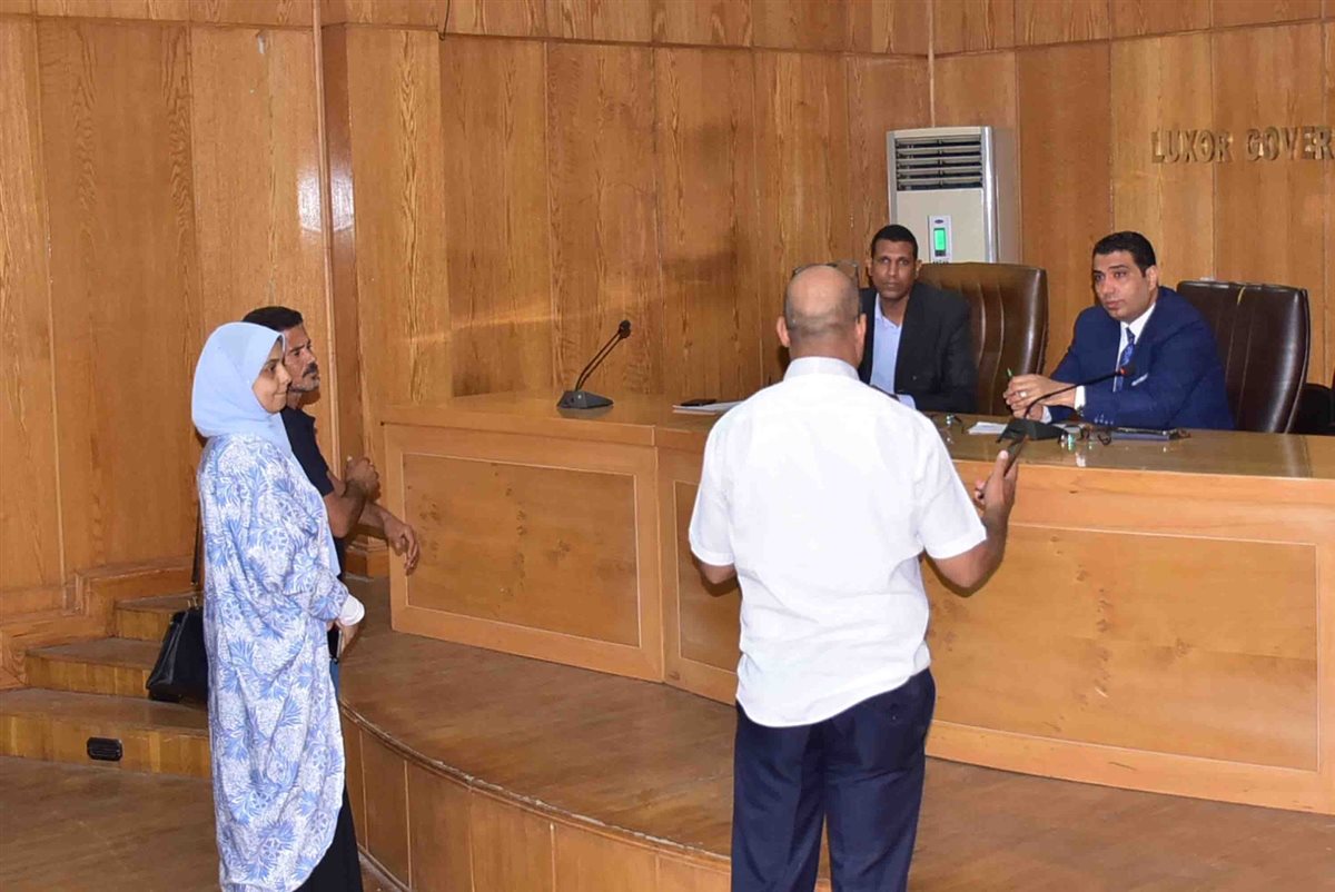 نائب محافظ الأقصر يستعرض شكاوى المواطنين