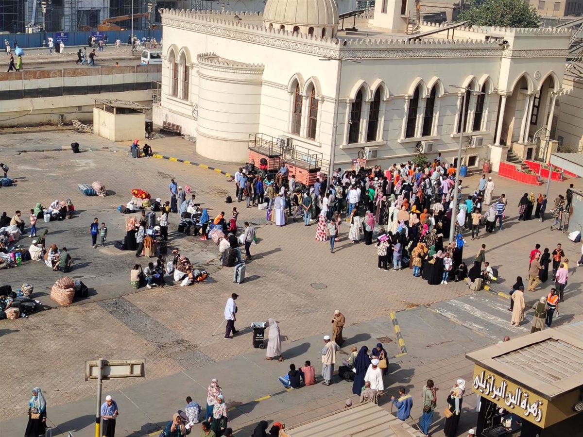 توافد السودانيين بمحطة رمسيس استعدادًا لانطلاق قطار العودة الطوعية لبلادهم