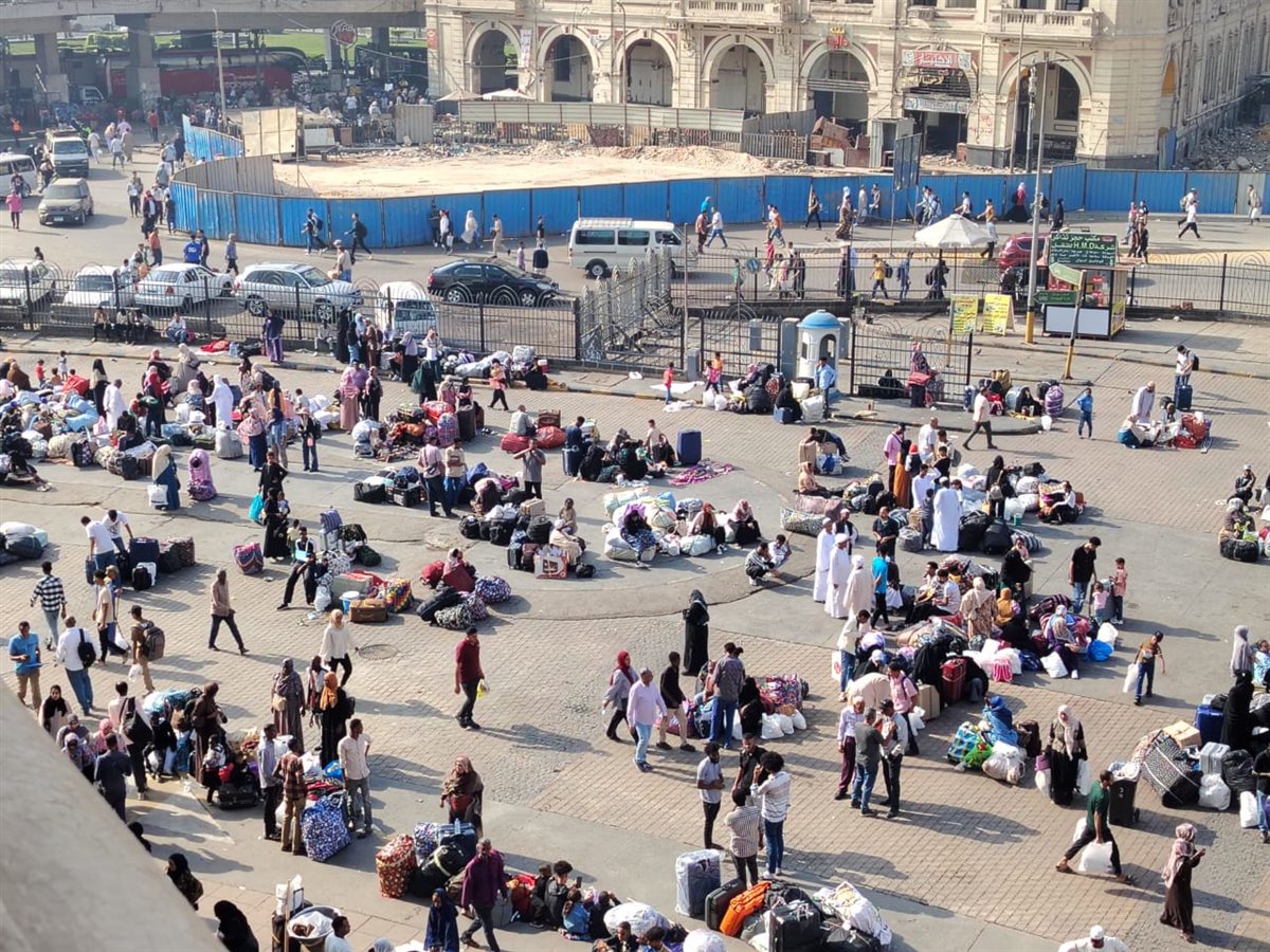 توافد السودانيين بمحطة رمسيس استعدادًا لانطلاق قطار العودة الطوعية لبلادهم