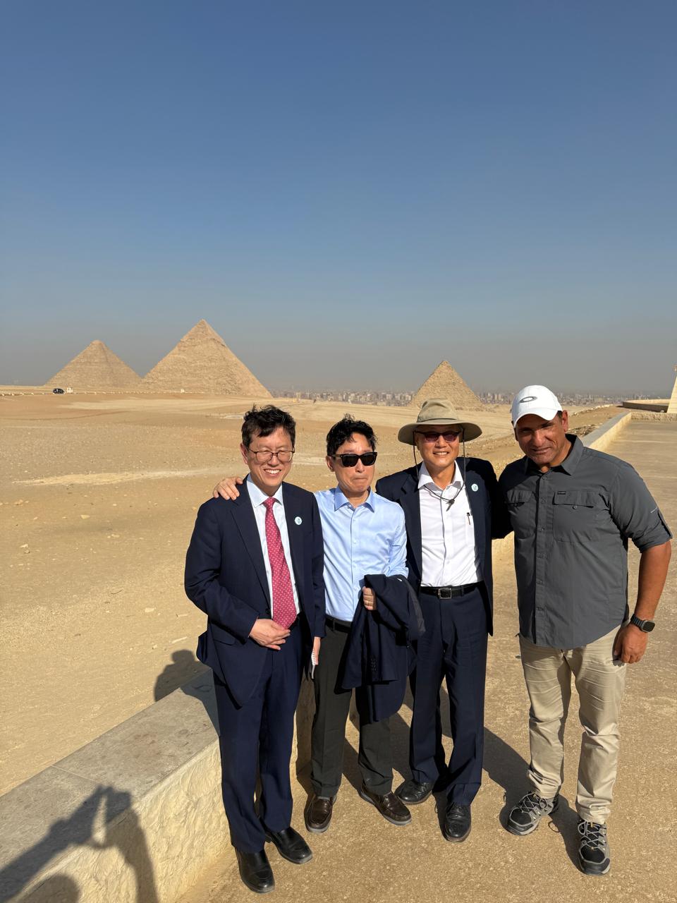 المبعوث الرئاسي لجمهورية كوريا الجنوبية يزور أهرامات الجيزة 