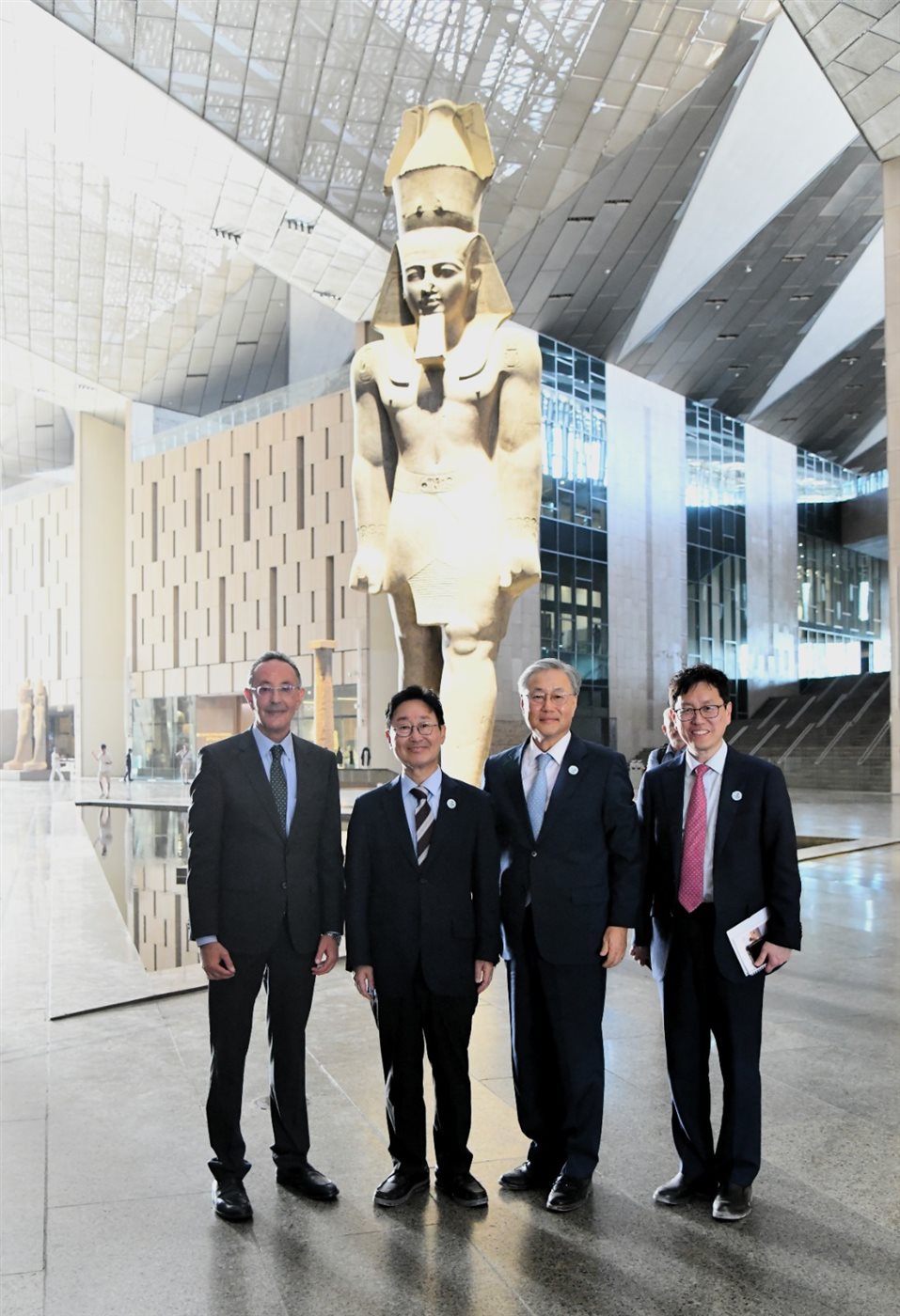 المبعوث الرئاسي لجمهورية كوريا الجنوبية يزور المتحف المصري الكبير