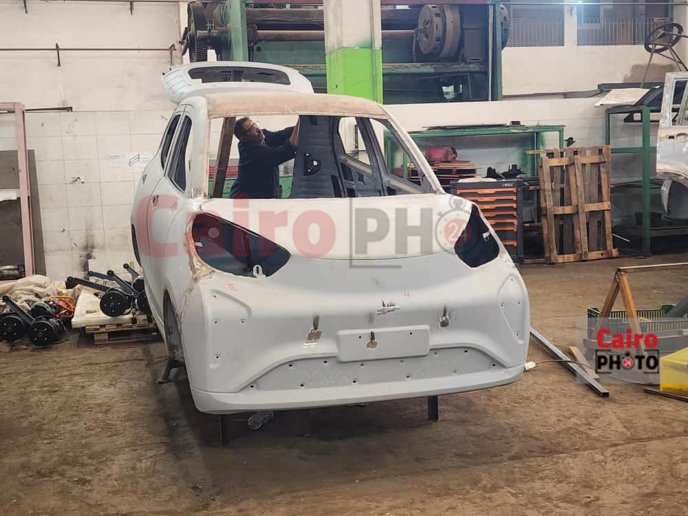 تصنيع سيارات كهربائية داخل مصنع قادر