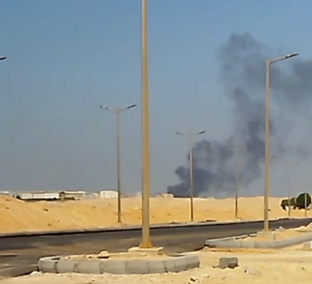 السيطرة على حريق نشب في مخلفات صناعية بأرض فضاء بمركز بدر