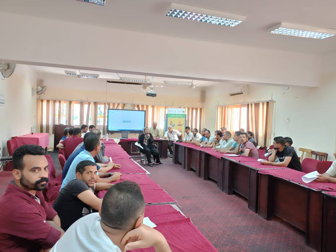 مديرية العمل بسوهاج تسلم 35 عقد عمل لأشخاص من ذوي الإعاقة