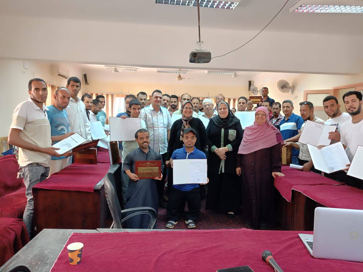 مديرية العمل بسوهاج تسلم 35 عقد عمل لأشخاص من ذوي الإعاقة