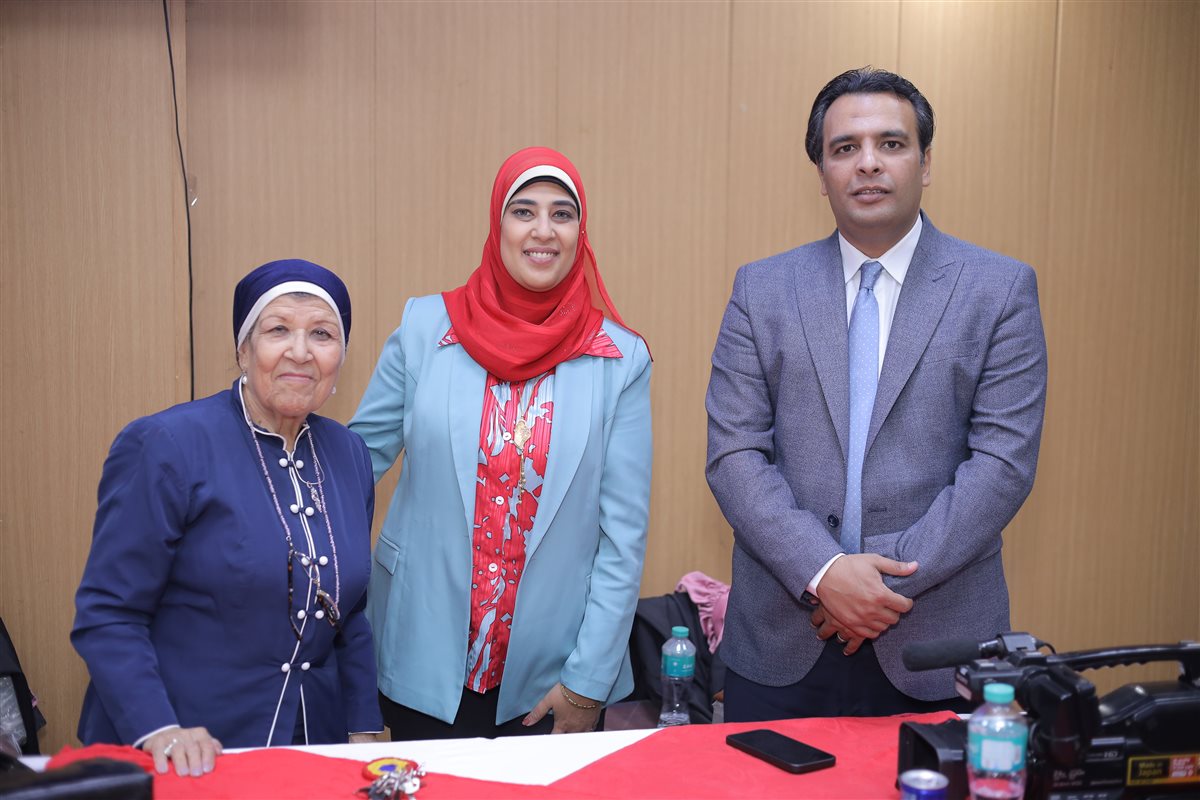  لجنة المناقشة والحكم كلًا من:أ.د/ سعاد عمران – أستاذ متفرغ بكلية السياحة والفنادق، جامعة قناة السويس- عضوا ورئيسًاأ.د/ رانيا محمد بهاء الدين – مشرفًا وعضوًا .أ.م.د/ تامر عشري – أستاذ مساعد بكلية التجارة - قسم  إدارة الأعمال، جامعة المنصورة- عضوًا.