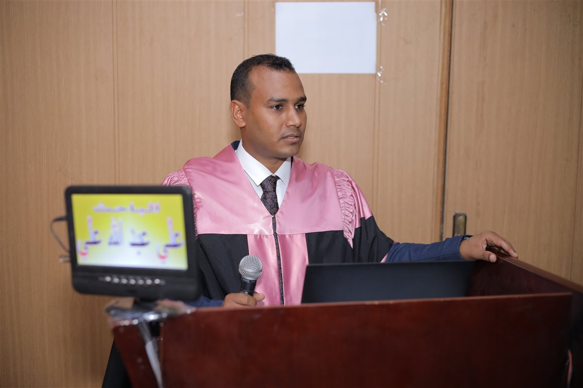 الباحث علي عبدالله مساعد رئيس تحرير موقع القاهرة 24  اثناء مناقشة رسالة الدكتوراه