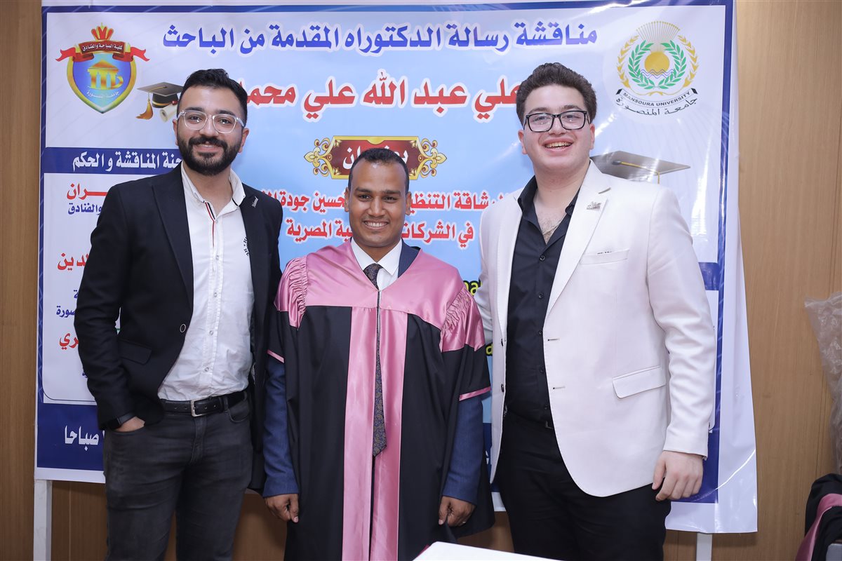 الباحث علي عبدالله مساعد رئيس تحرير موقع القاهرة 24  وصورة تذكارية