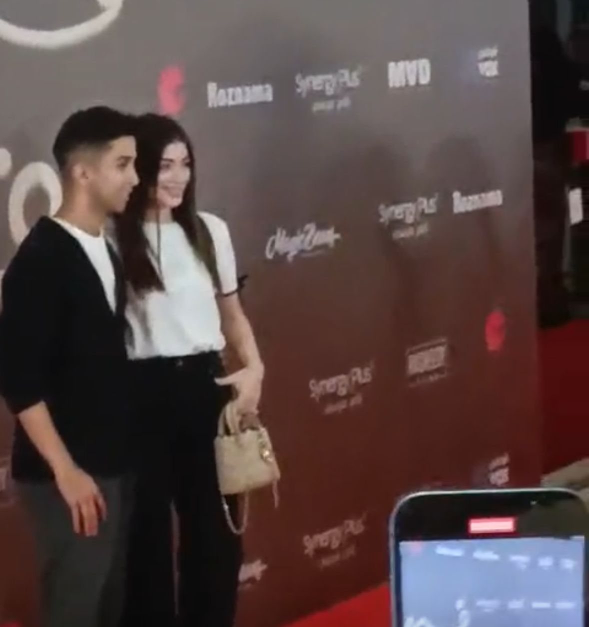 هشام جمال وليلى زاهر وهنادي مهنا أبرز الحضور على ريد كاربت فيلم فيها إيه يعني لـ ماجد الكدواني وغادة عادل 