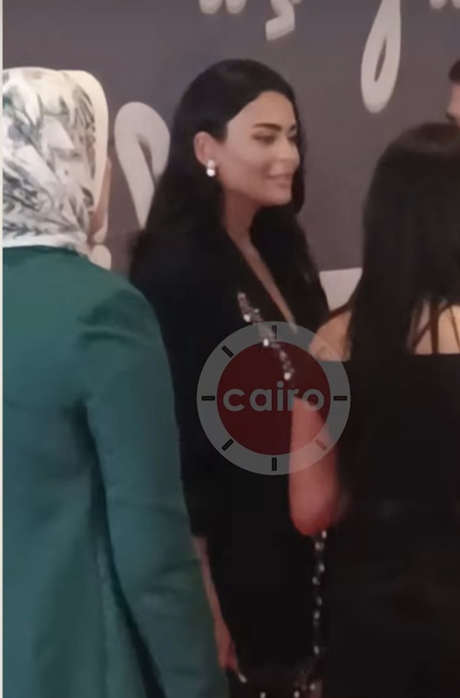 تألق أسماء جلال على ريد كاربت فيلم فيها إيه يعني