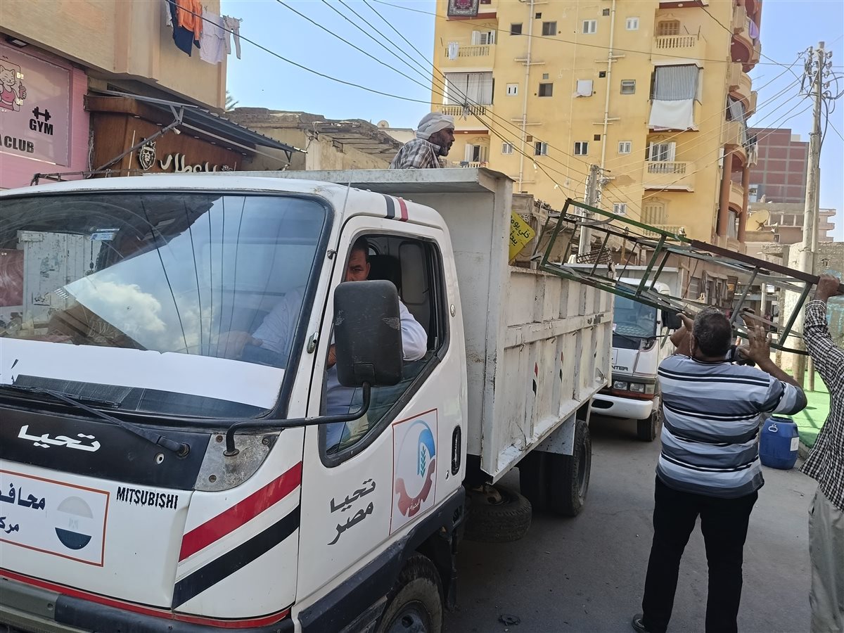 رفع إشغالات مخالفة بمركزي دمنهور وشبراخيت خلال حملات مكبرة بالبحيرة