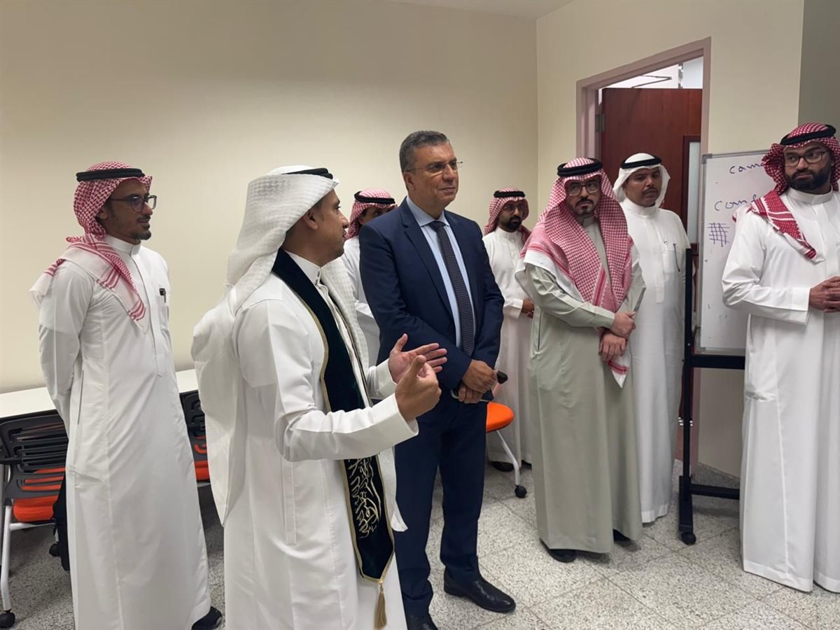 جامعه الملك عبد العزيز تكٌرم  الإعلامي عمرو الليثي