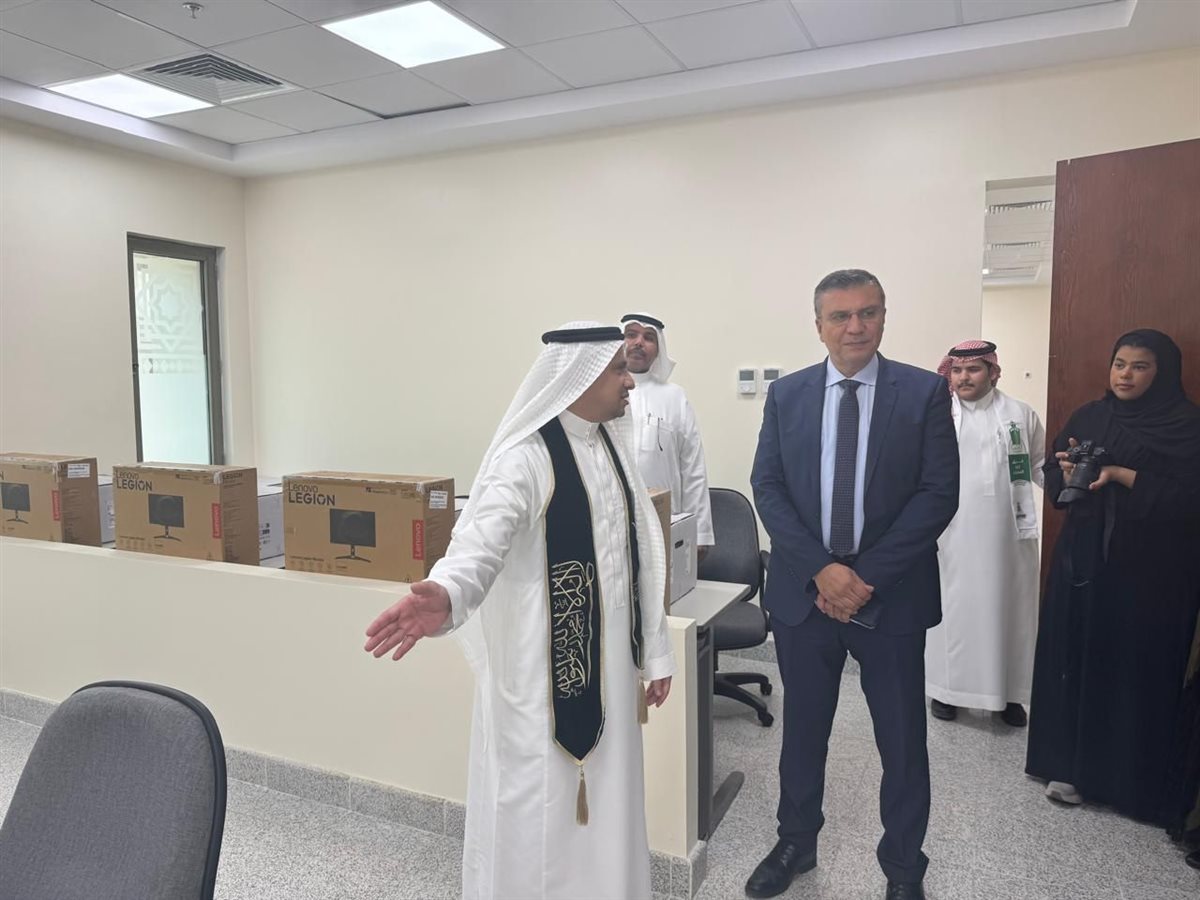 جامعه الملك عبد العزيز تكٌرم  الإعلامي عمرو الليثي