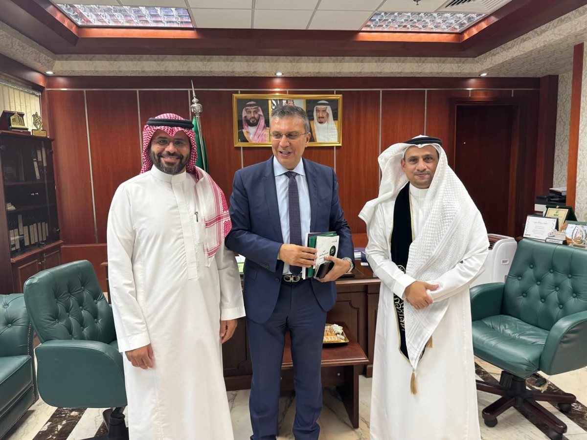 جامعه الملك عبد العزيز تكٌرم  الإعلامي عمرو الليثي