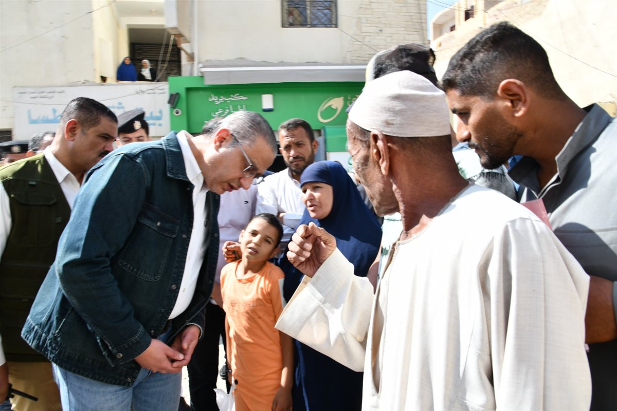 محافظ الفيوم يتابع خطة نقل الباعة الجائلين من ميدان إطسا إلى منطقة أرض الصهريج