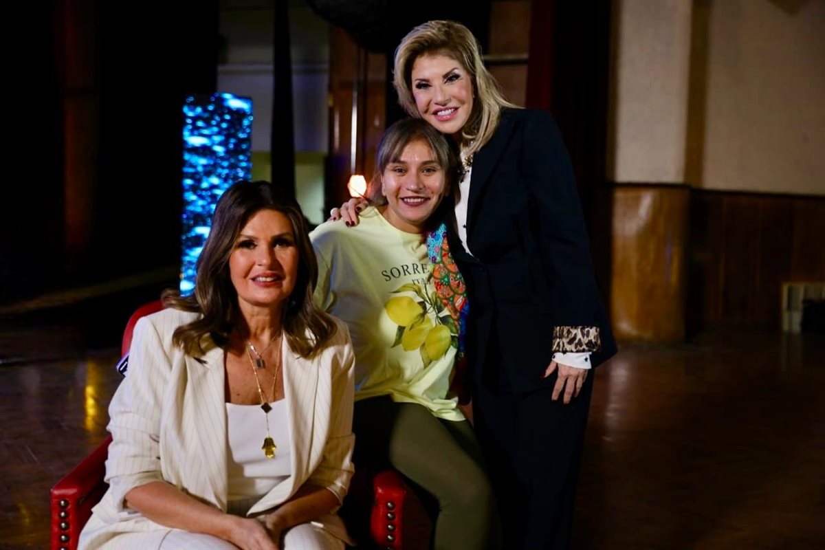 هالة سرحان ويسرا في كواليس فيلم الست لما 