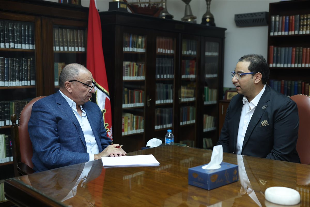 الخطيب يستقبل عددا من المرشحين المحتملين لخوض انتخابات الأهلي