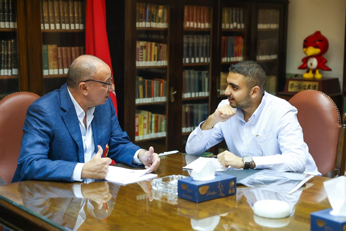 الخطيب يستقبل عددا من المرشحين المحتملين لخوض انتخابات الأهلي