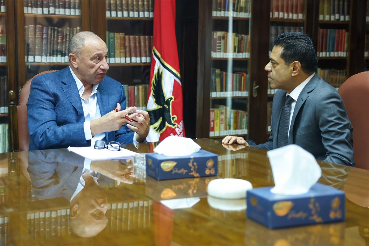 الخطيب يستقبل عددا من المرشحين المحتملين لخوض انتخابات الأهلي