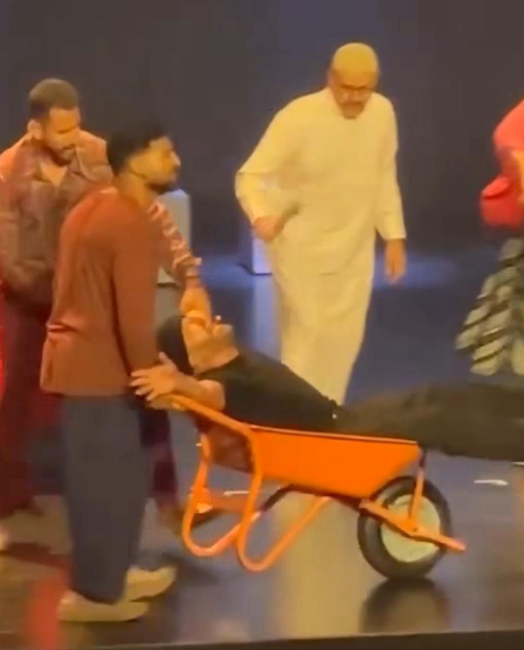 أحمد السقا في العرض المسرحي وهنا القاهرة