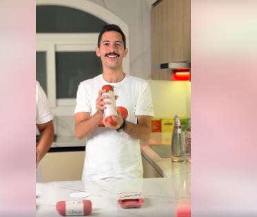 البلوجر إكيلانس يثير الجدل مجددًا بفيديو عن اللحوم المصنعة