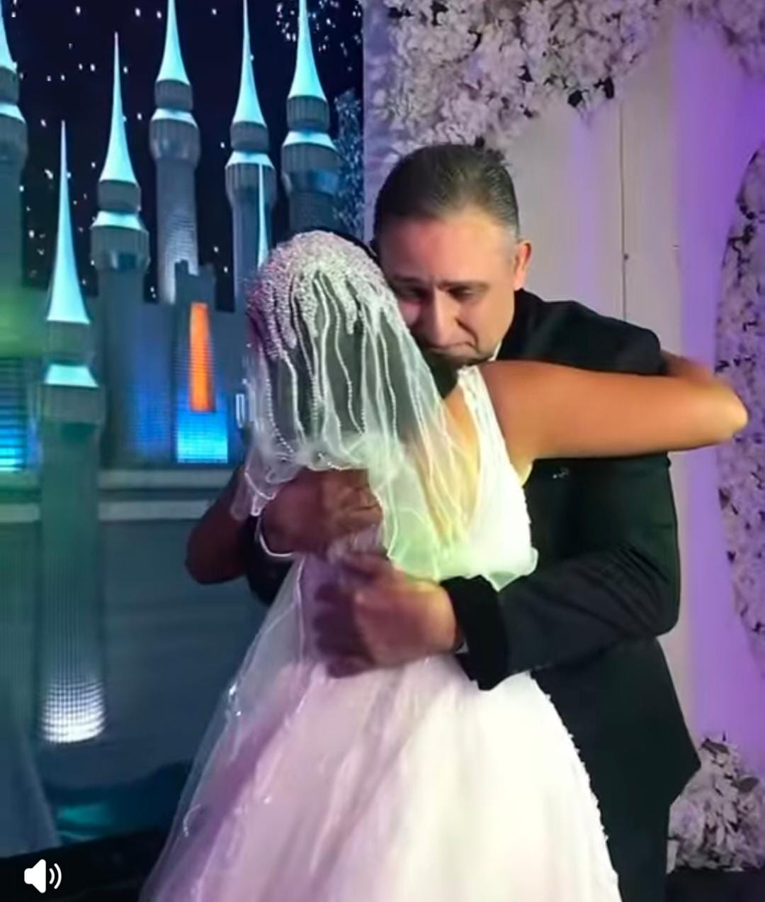 تأثر الفنان أشرف طلبة في حفل زفاف ابنته.. وسط حضور كوكبة من نجوم الفن