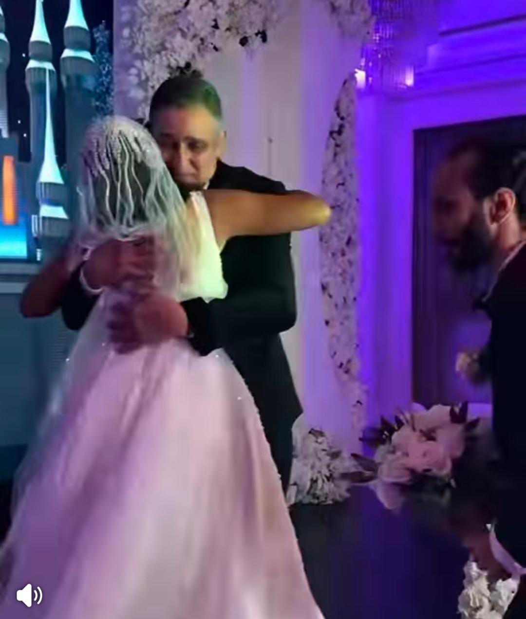 تأثر الفنان أشرف طلبة في حفل زفاف ابنته.. وسط حضور كوكبة من نجوم الفن