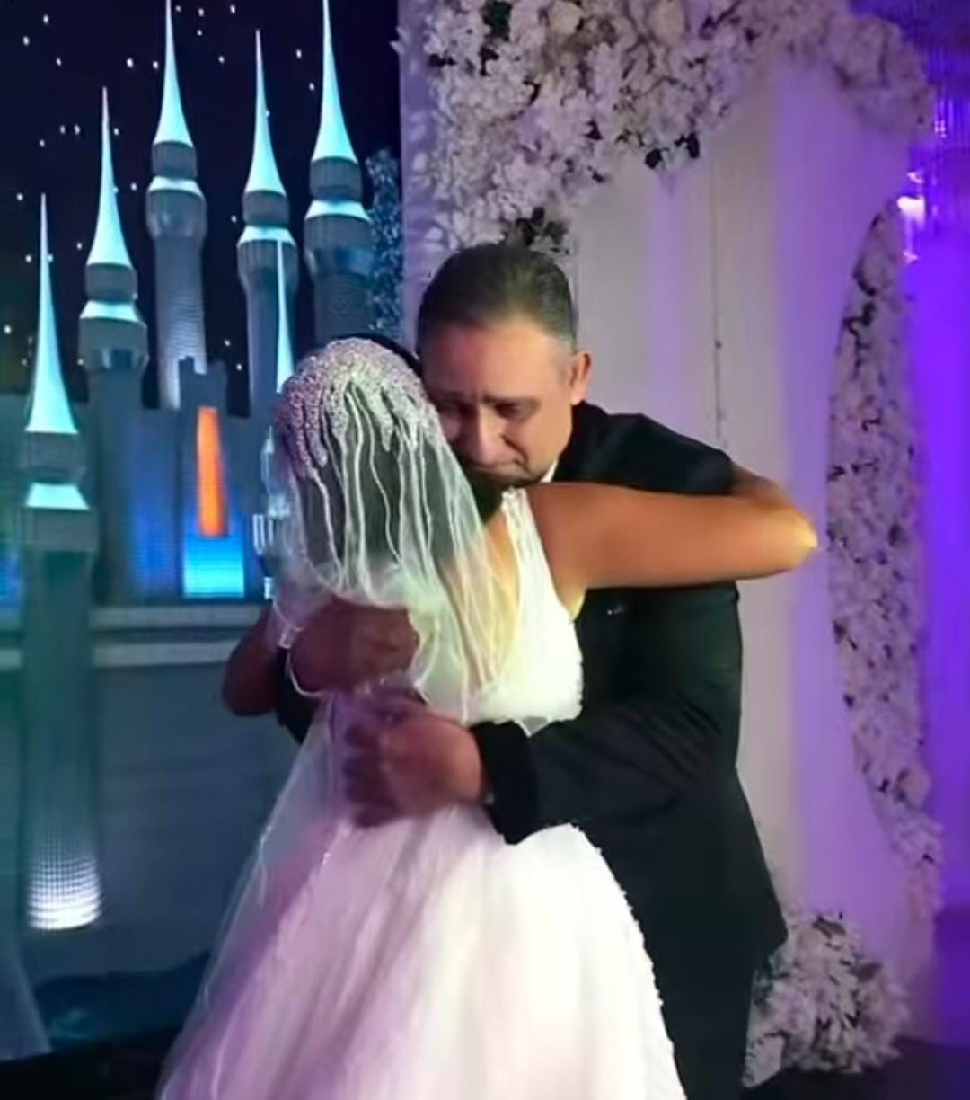 تأثر الفنان أشرف طلبة في حفل زفاف ابنته.. وسط حضور كوكبة من نجوم الفن