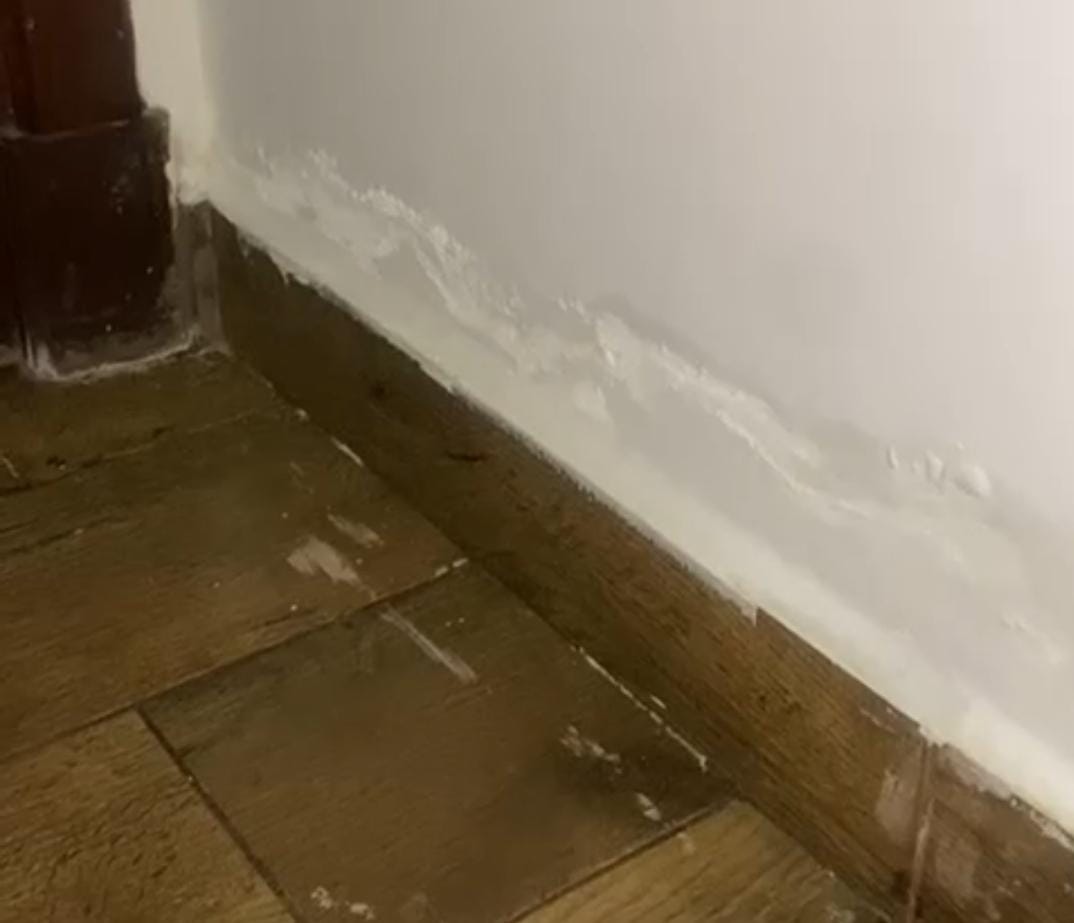 صور تظهر عيوب التشطيب داخل الكمبوند