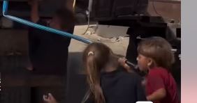 فيديو لصغيرين يطاردان شاحنة مياه في غزة