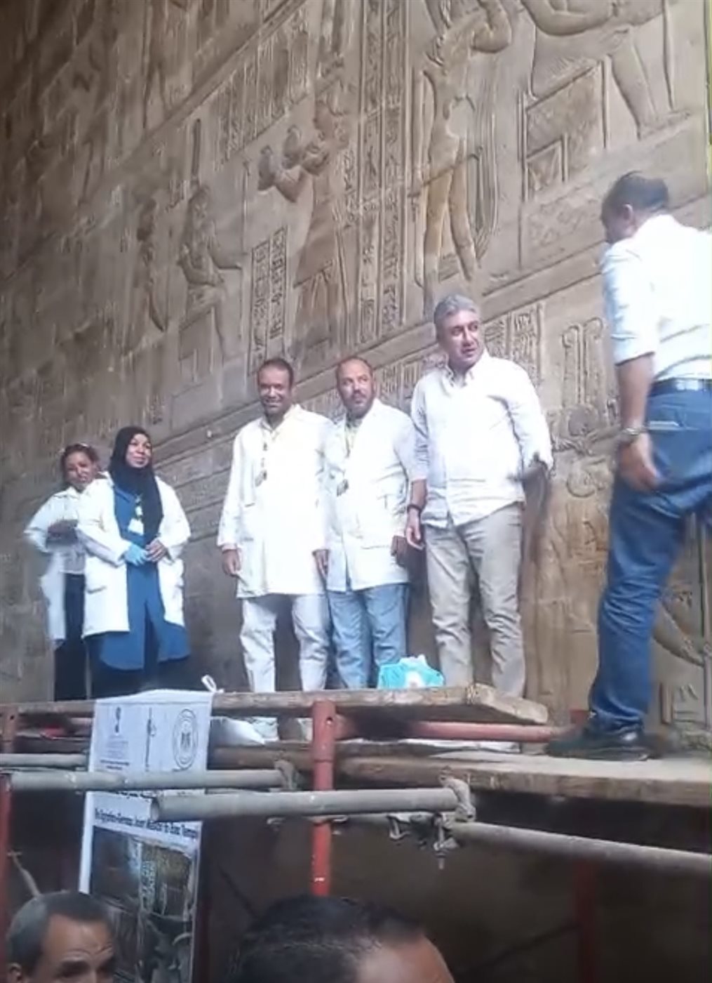 وزير السياحة على السقالات وسط المرممين