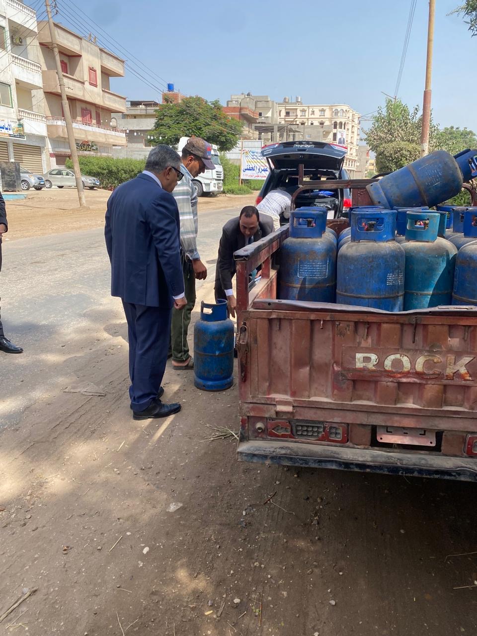 محافظ الدقهلية يوقف بائع أسطوانات غاز بمنية النصر للتأكد من الوزن والمواصفات