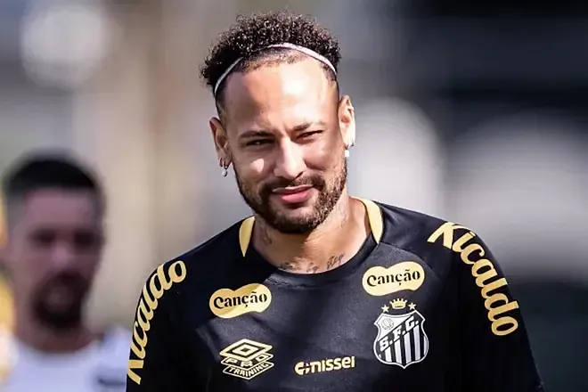 نيمار يهاجم صحفيًا برازيليًا بعد اتهامات بـ إدمان الويسكي والشيشة