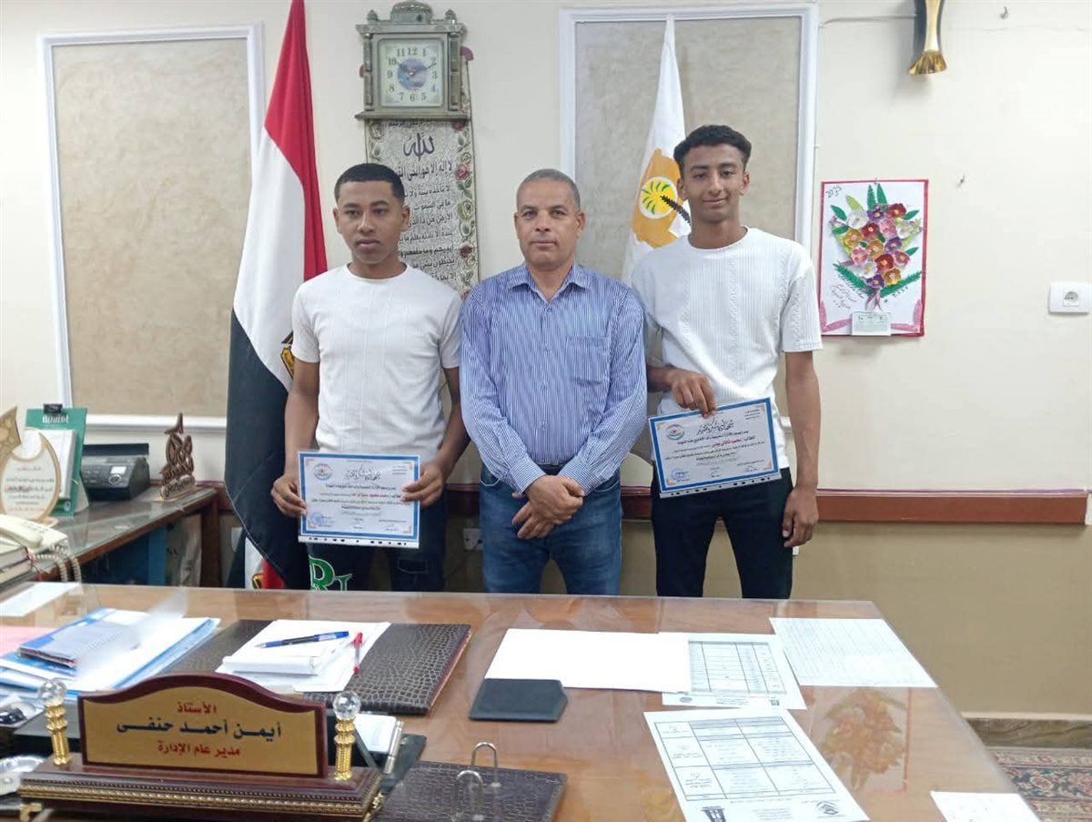 تعليم الوادي الجديد يكرم طالبين أعادا مبلغ مالى كبير لصاحبته 