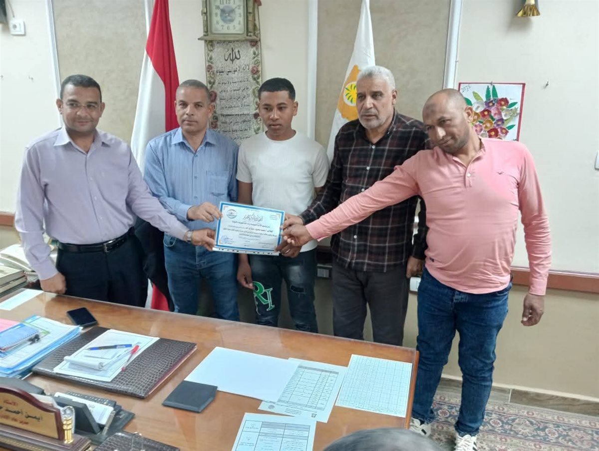 تعليم الوادي الجديد يكرم طالبين أعادا مبلغ مالى كبير لصاحبته 