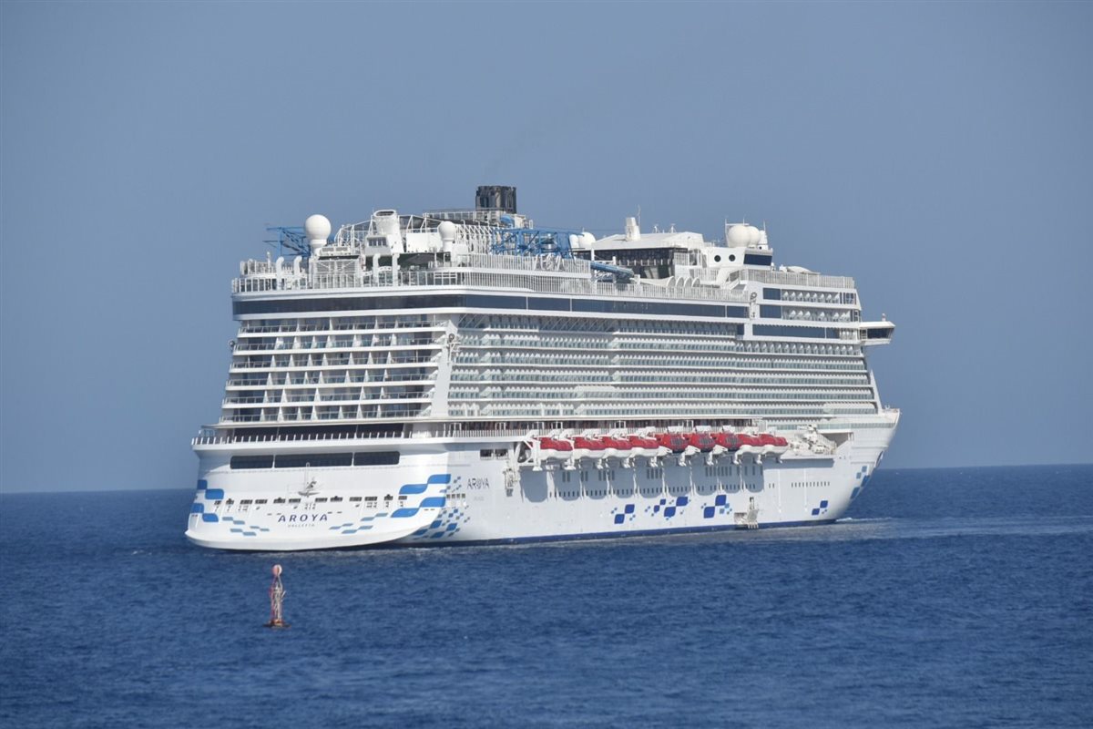 وصول السفينة السياحية أرويا