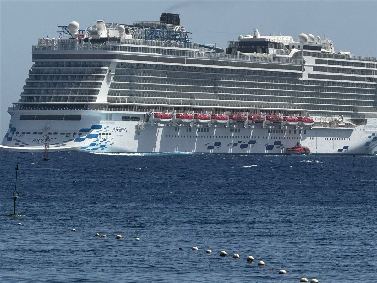 وصول السفينة السياحية أرويا