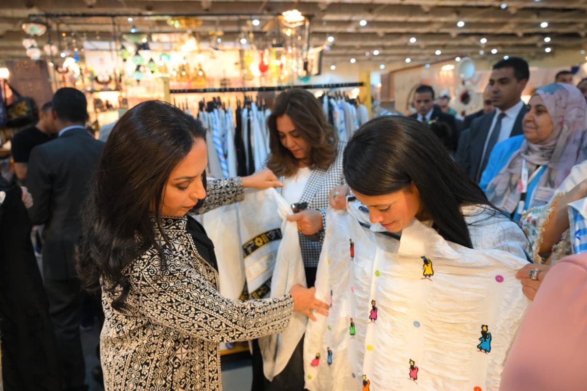 وزيرة التضامن تتفقد جناح صندوق دعم الصناعات الريفية والبيئية المشارك بمعرض تراثنا