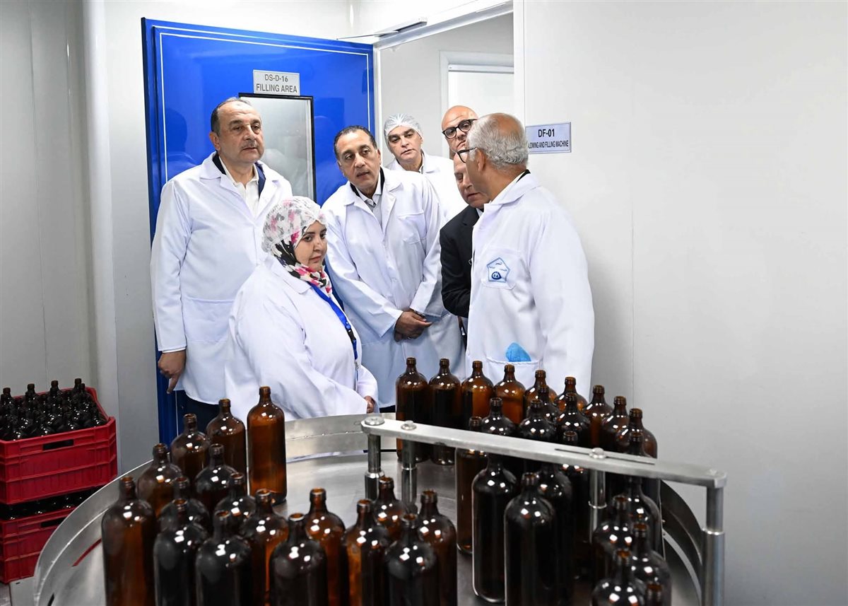 جانب من جولة رئيس الوزراء ووزير قطاع الاعمال