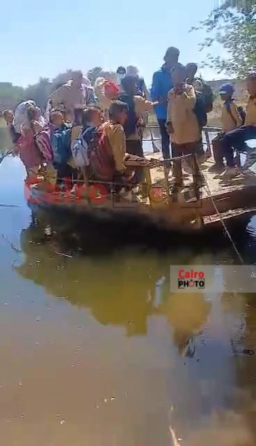 معدية الموت تنقل طلاب جزيرة مطيرة في قنا إلى المدرسة