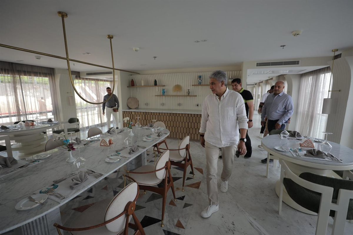 وزير السياحة يتفقد الفنادق الثابتة والعائمة والدهبيات بالأقصر