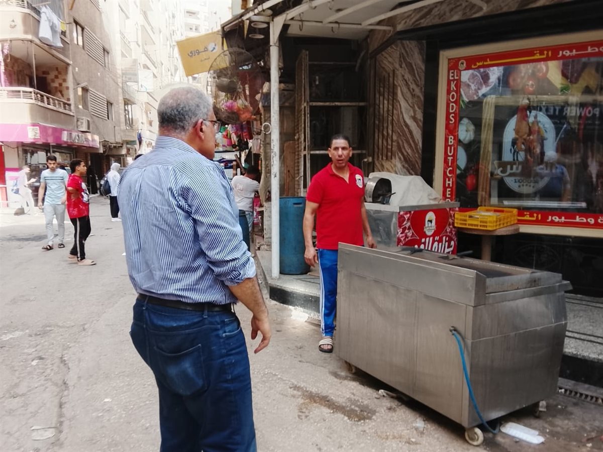 رئيس حي السلام أول يقود حملة مكبرة لإزالة الإشغالات بجسر السويس 