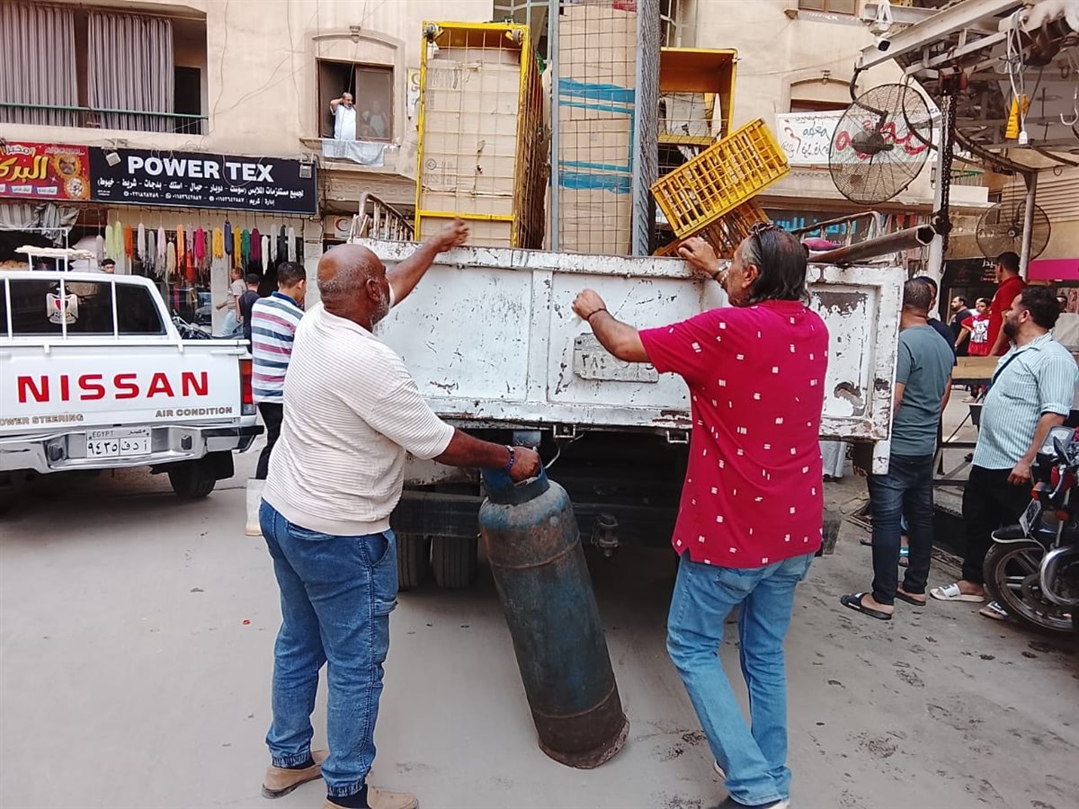 رئيس حي السلام أول يقود حملة مكبرة لإزالة الإشغالات بجسر السويس 