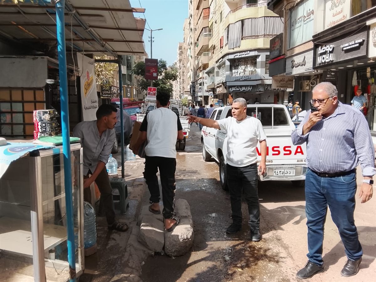 رئيس حي السلام أول يقود حملة مكبرة لإزالة الإشغالات بجسر السويس 