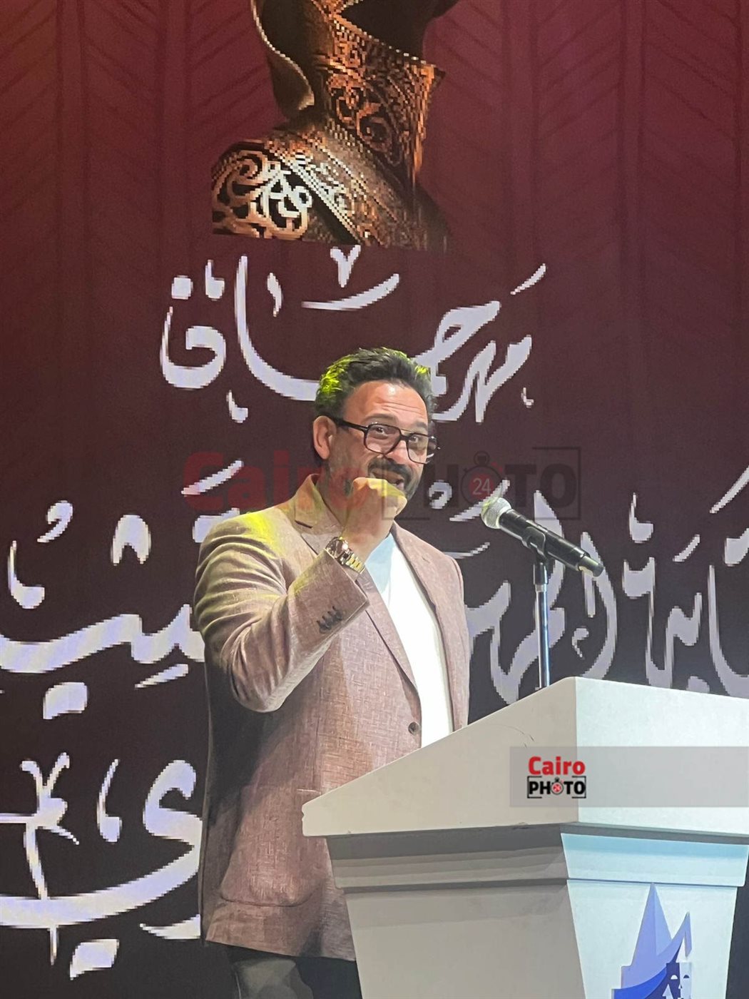 أكرم حسني يقدم حفل افتتاح الدورة الثامنة من مهرجان نقابة المهن التمثيلية