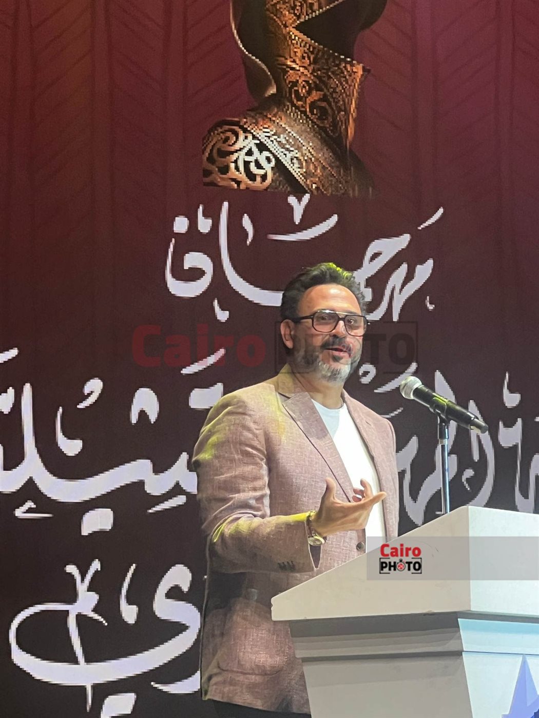 أكرم حسني يقدم حفل افتتاح الدورة الثامنة من مهرجان نقابة المهن التمثيلية