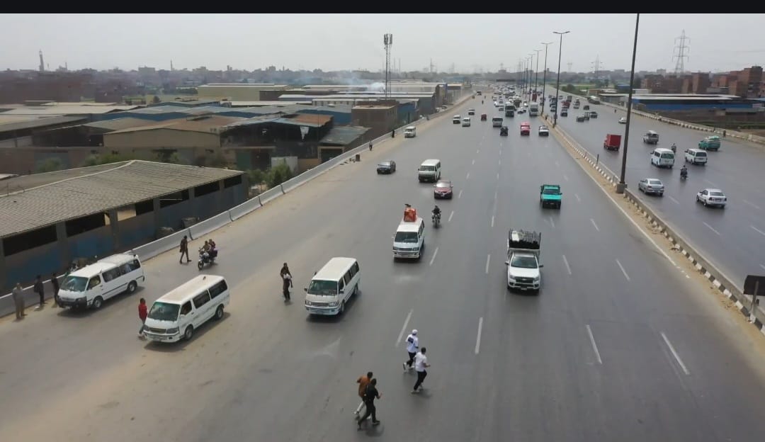 سلوكيات خطرة يرتكبها البعض على الطرق العامة