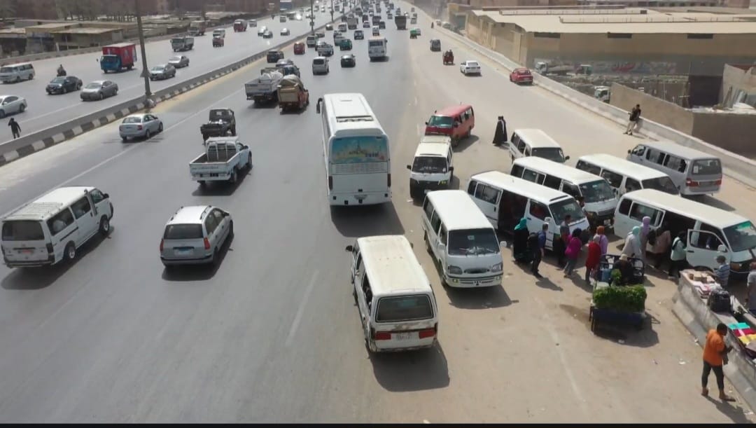 سلوكيات خطرة يرتكبها البعض على الطرق العامة