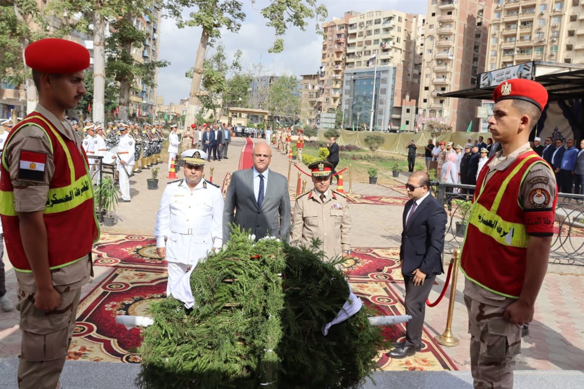 محافظ القليوبية يضع إكليل الزهور على النصب التذكاري للجندي المجهول